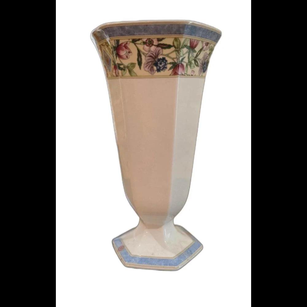 Wedgwood bone china flower vase, Sarah design, made in England‎